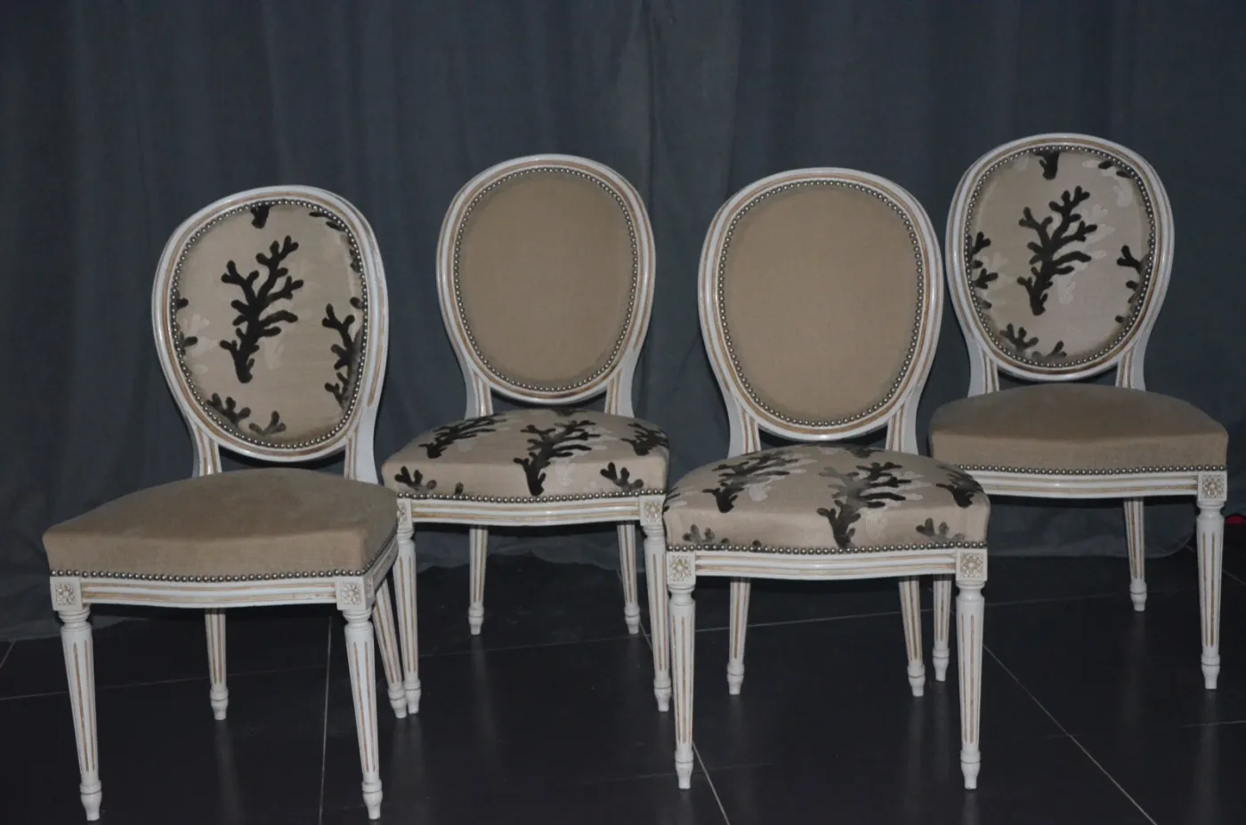 Quatre chaises médaillon Louis XVI