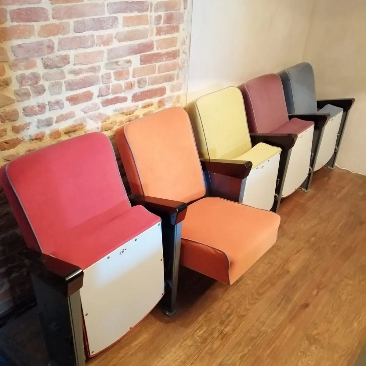 Chaises colorées