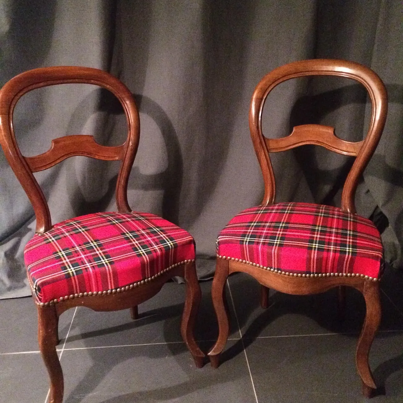 Chaises médaillon à carreaux