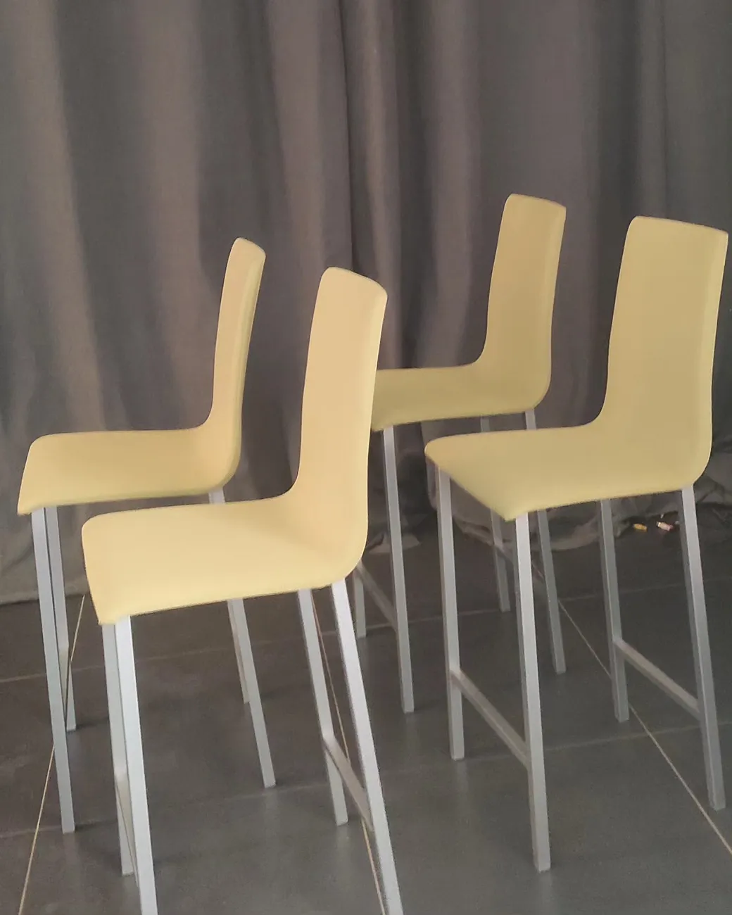 Chaises contemporaines crème