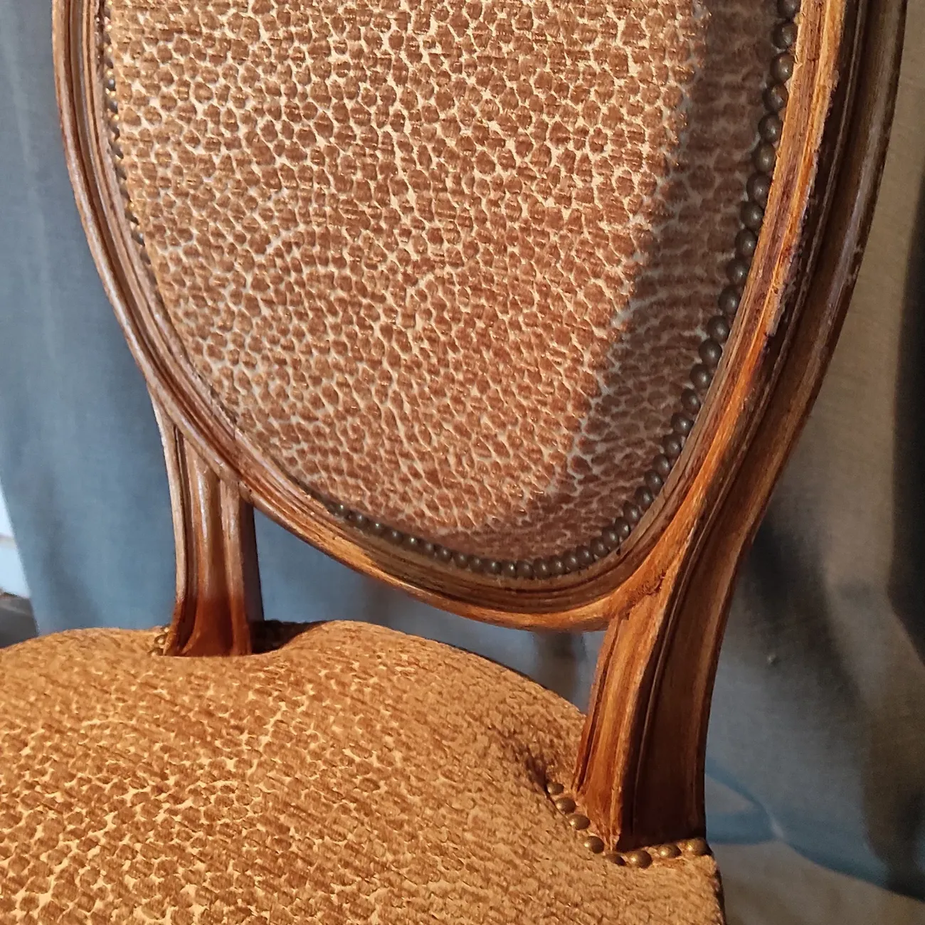 Fauteuil médaillon doré