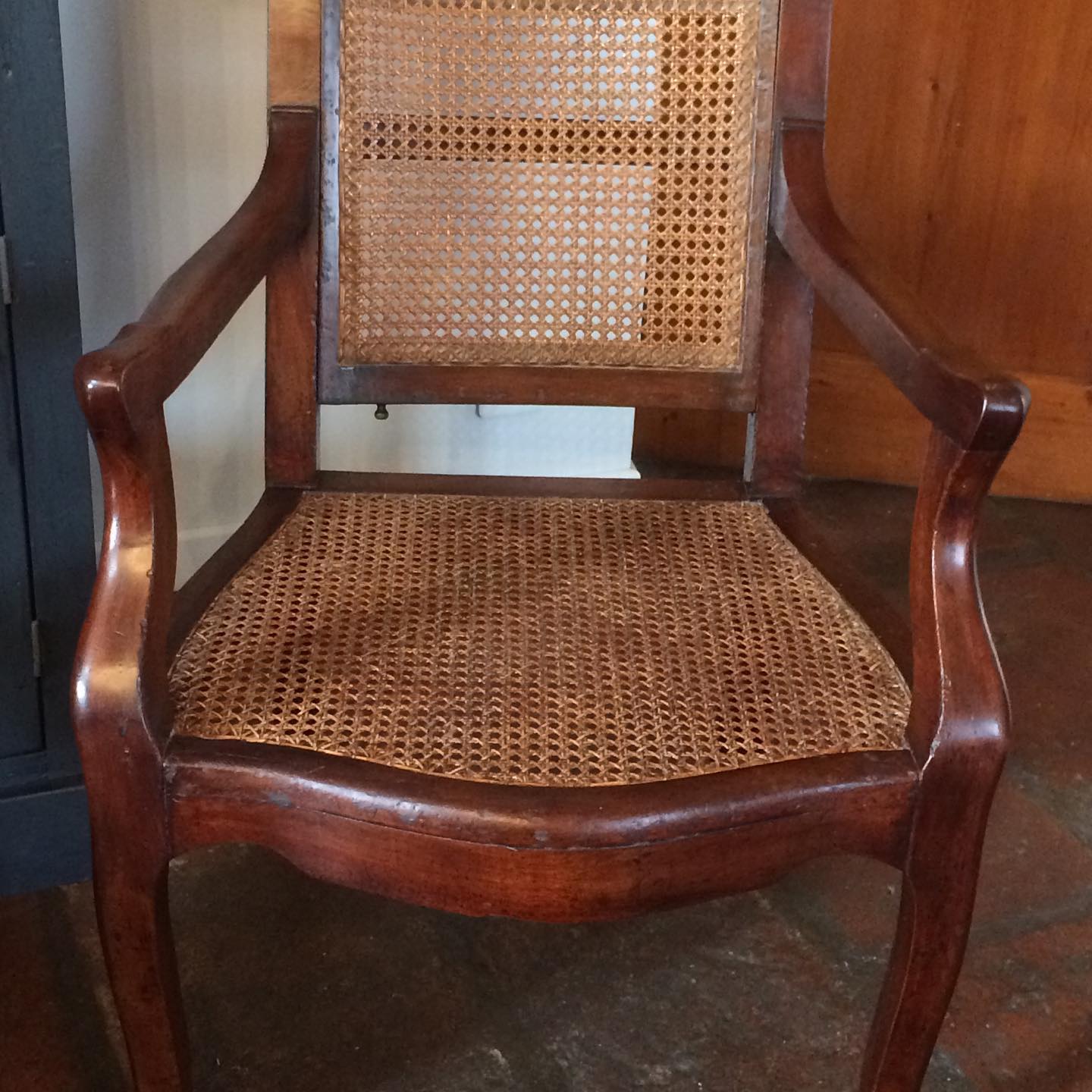 Fauteuil ancien à cannage, bois ciré