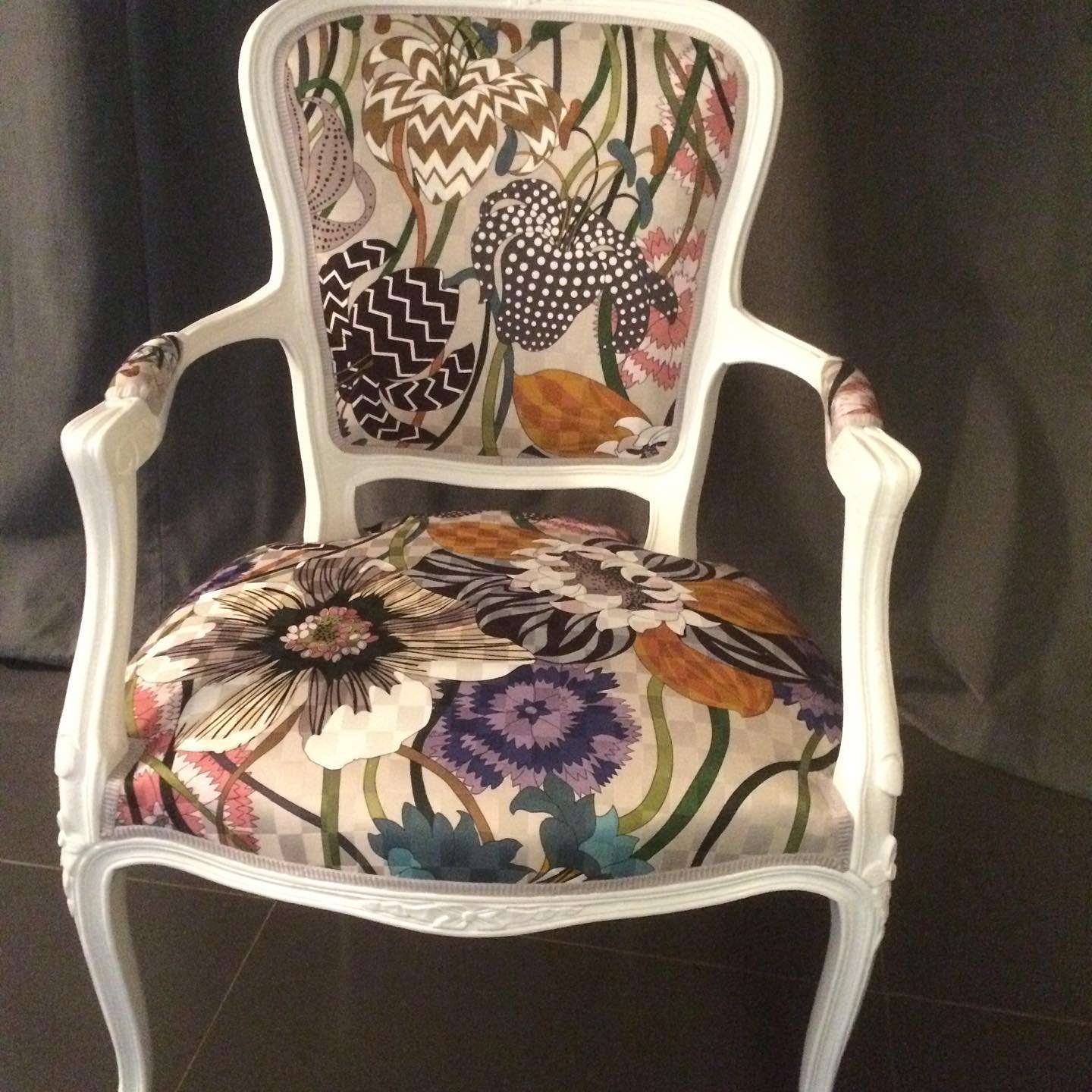 Fauteuil Louis XV laqué blanc, tissu fleurs sauvages