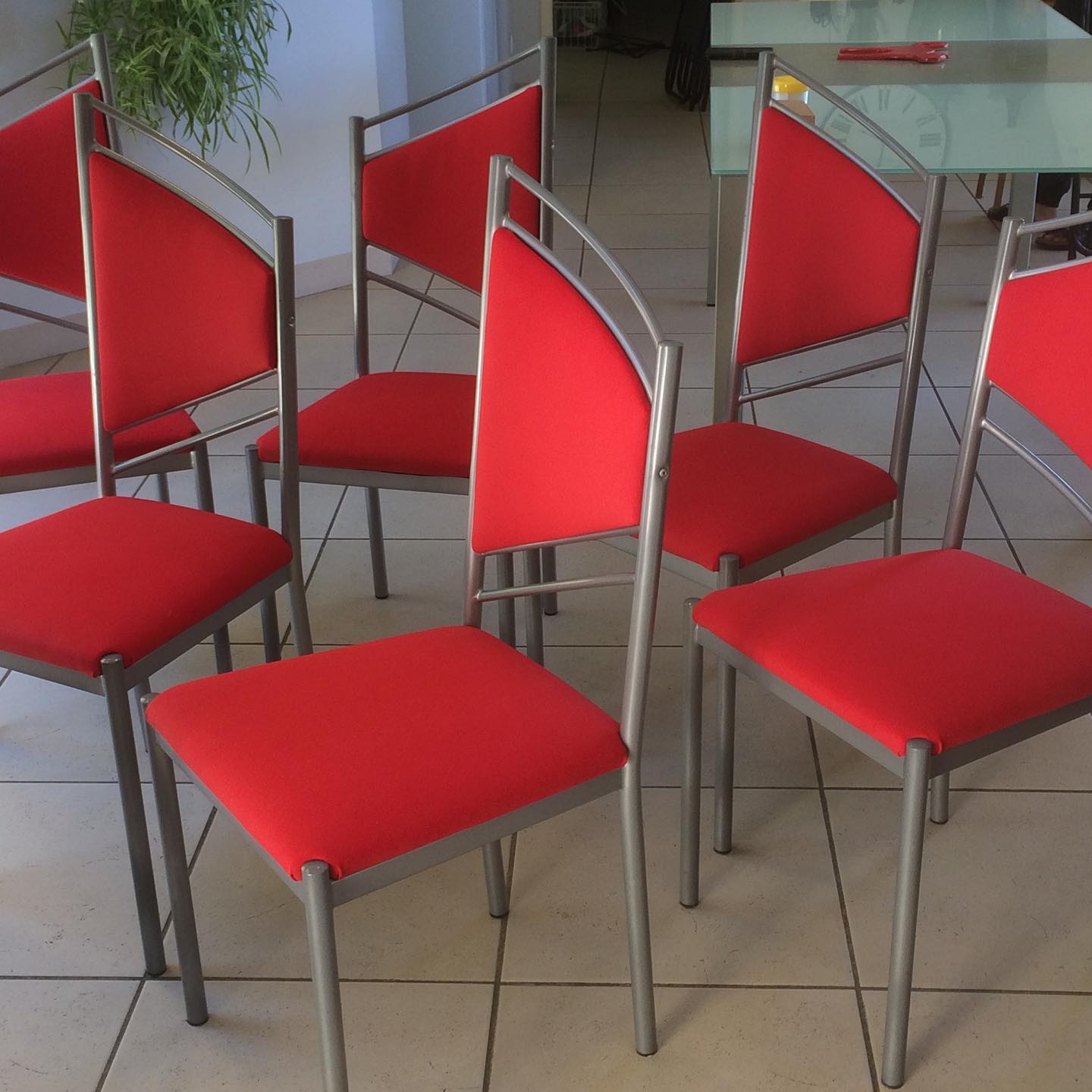 Six chaises de salle à manger recouvertes de tissu rouge
