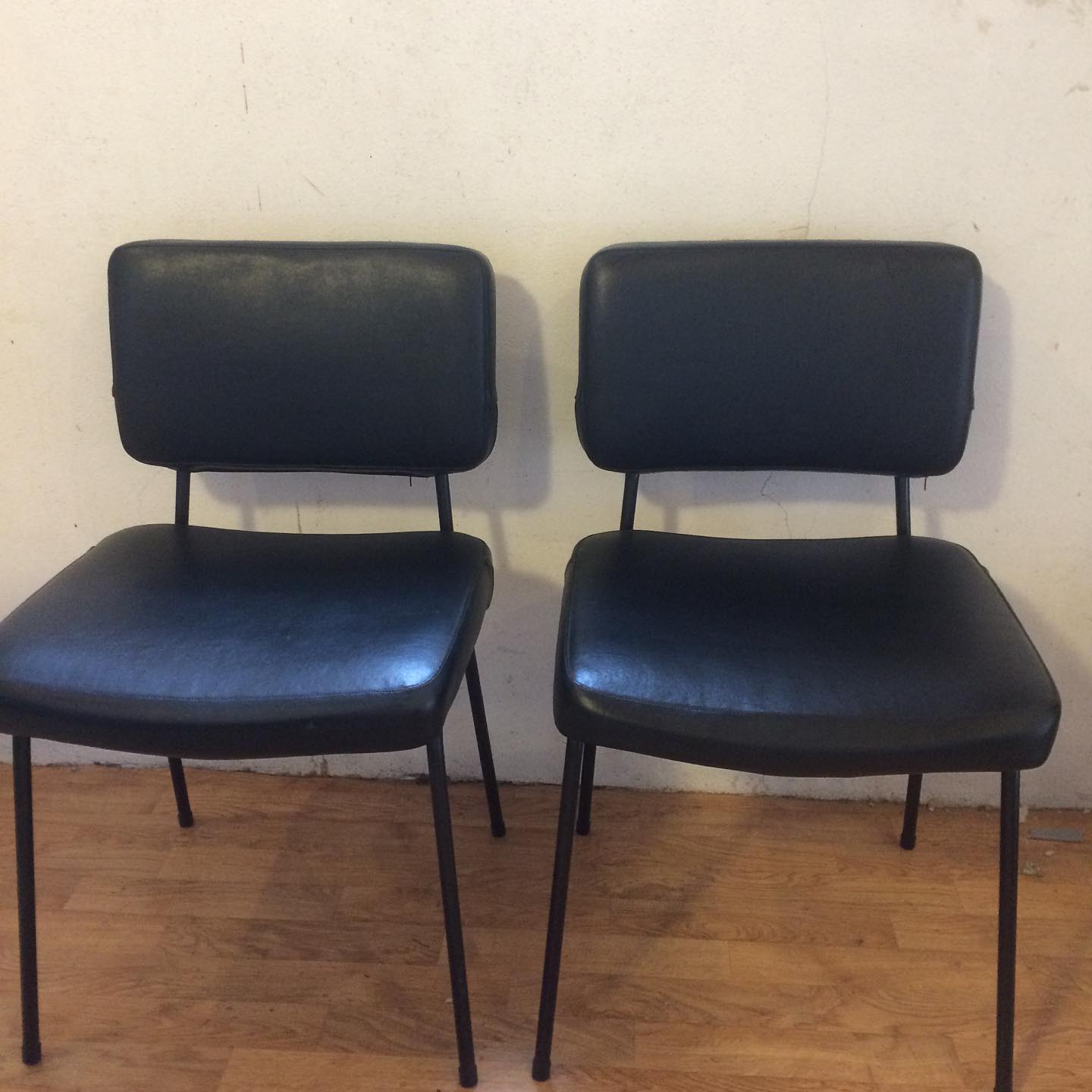 Deux chaises vintage en simili noir, garnissage neuf