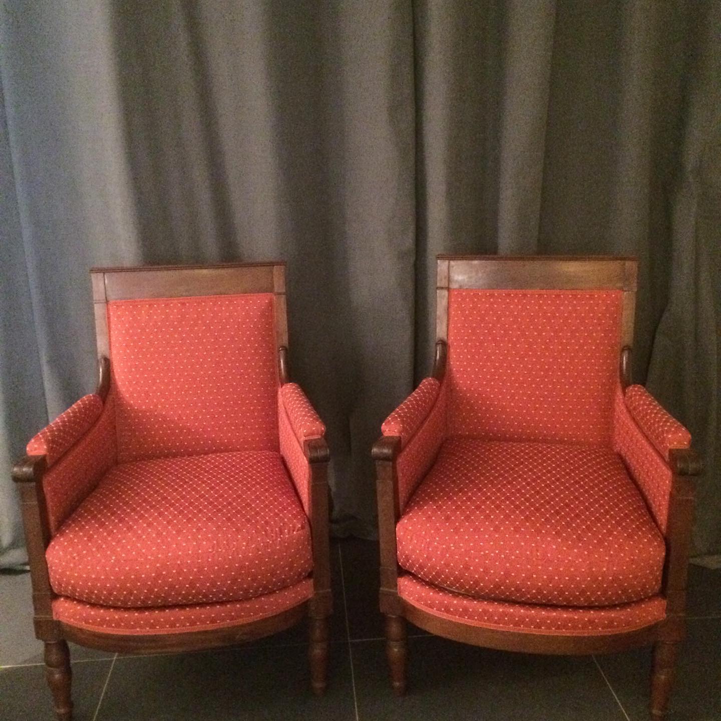 Fauteuil club art déco, tissu rouge et finition clous
