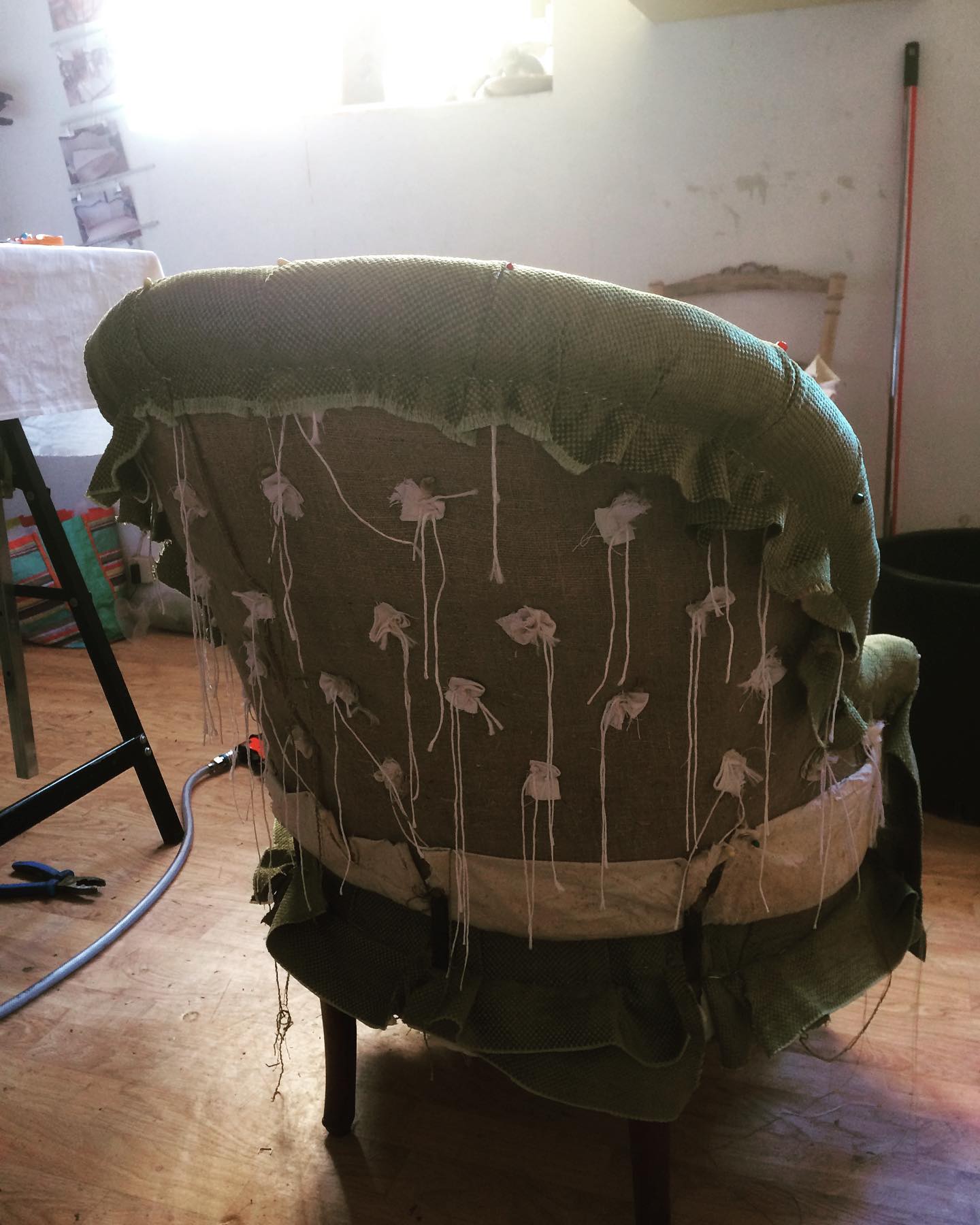 Paire de fauteuils Restauration, étoffe rouge à pois