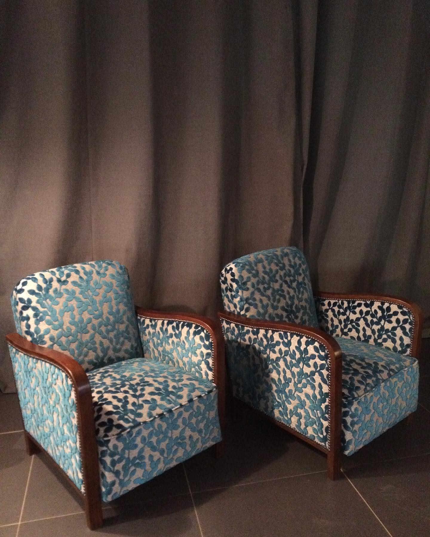 Fauteuil crapaud avant restauration, velours bleu usé