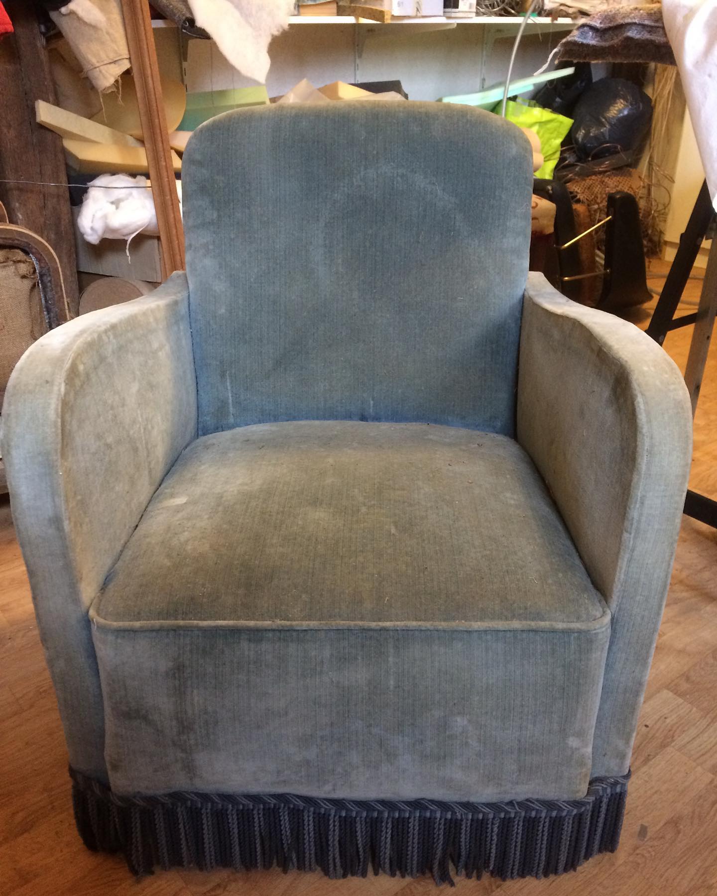 Quatre chaises bistrot, assises recouvertes d'un tissu vert