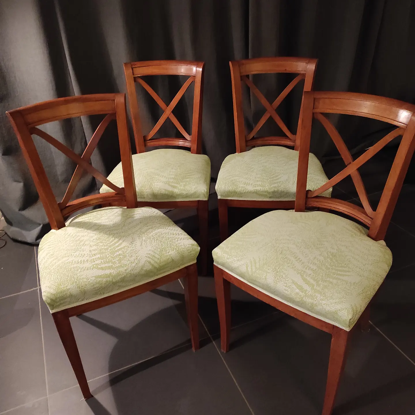 Chaise en cours de garnissage traditionnel à l'atelier