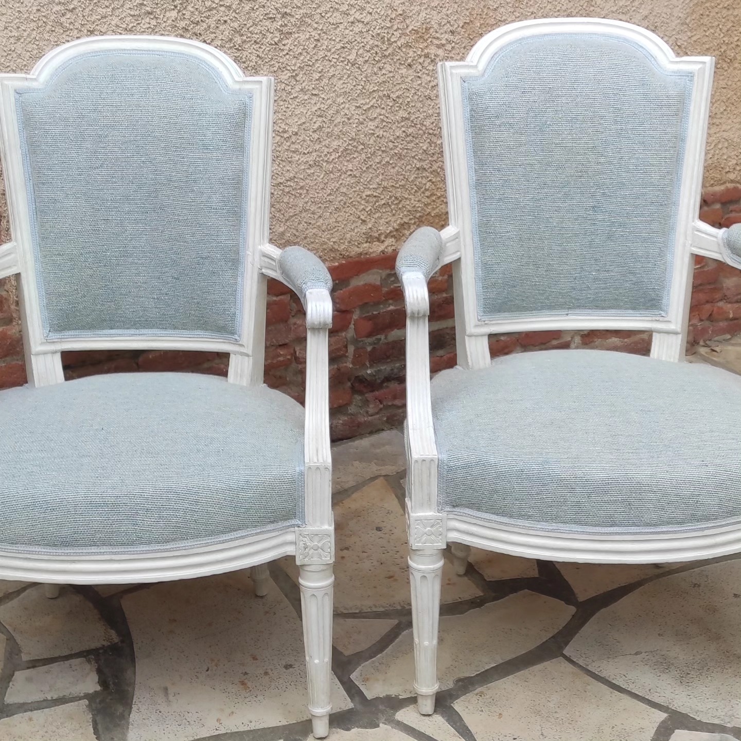 Paire de fauteuils Louis XVI restaurés, velours bleu pâle