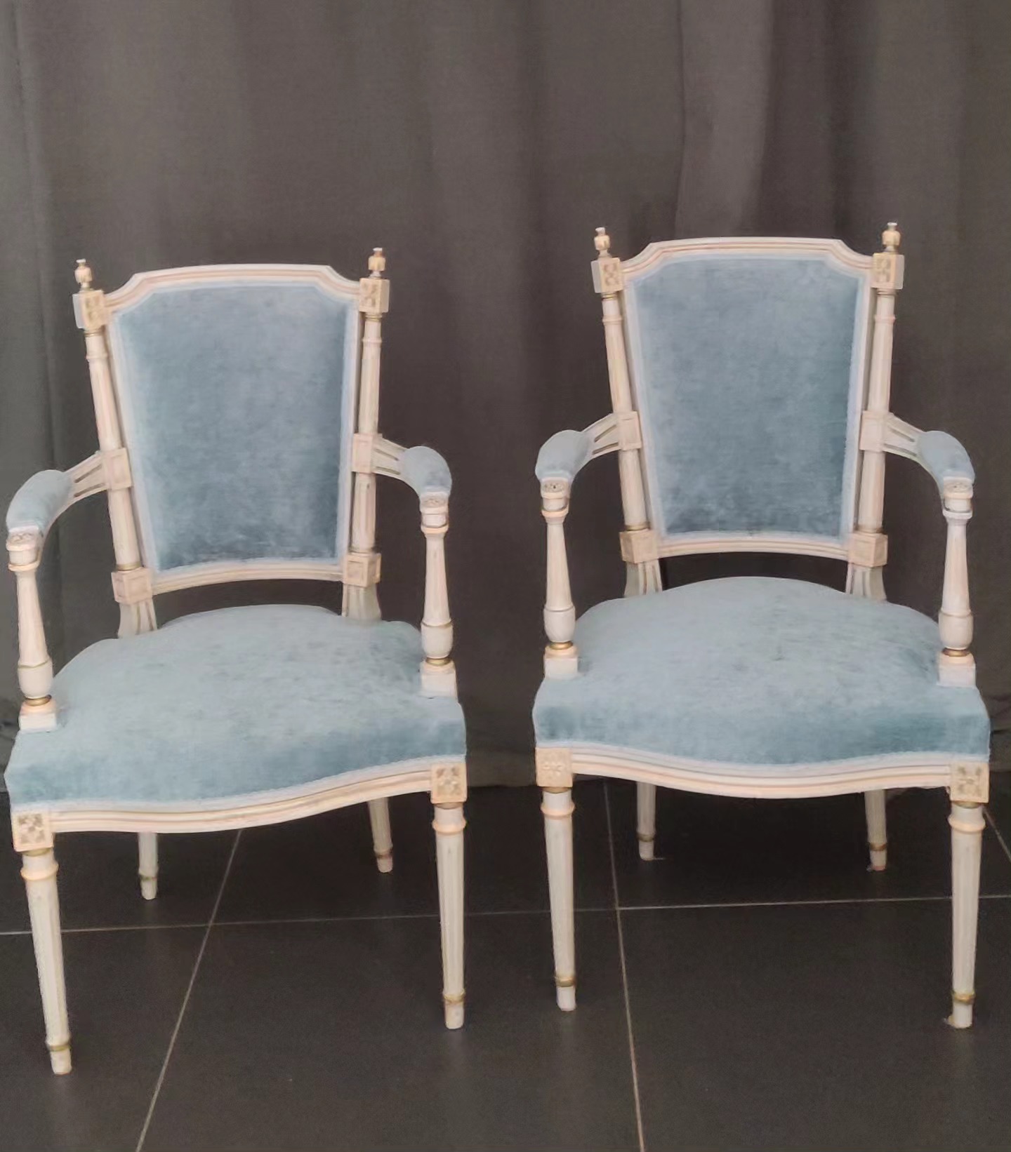 Paire de fauteuils Louis XVI, étoffe à roses anglaises