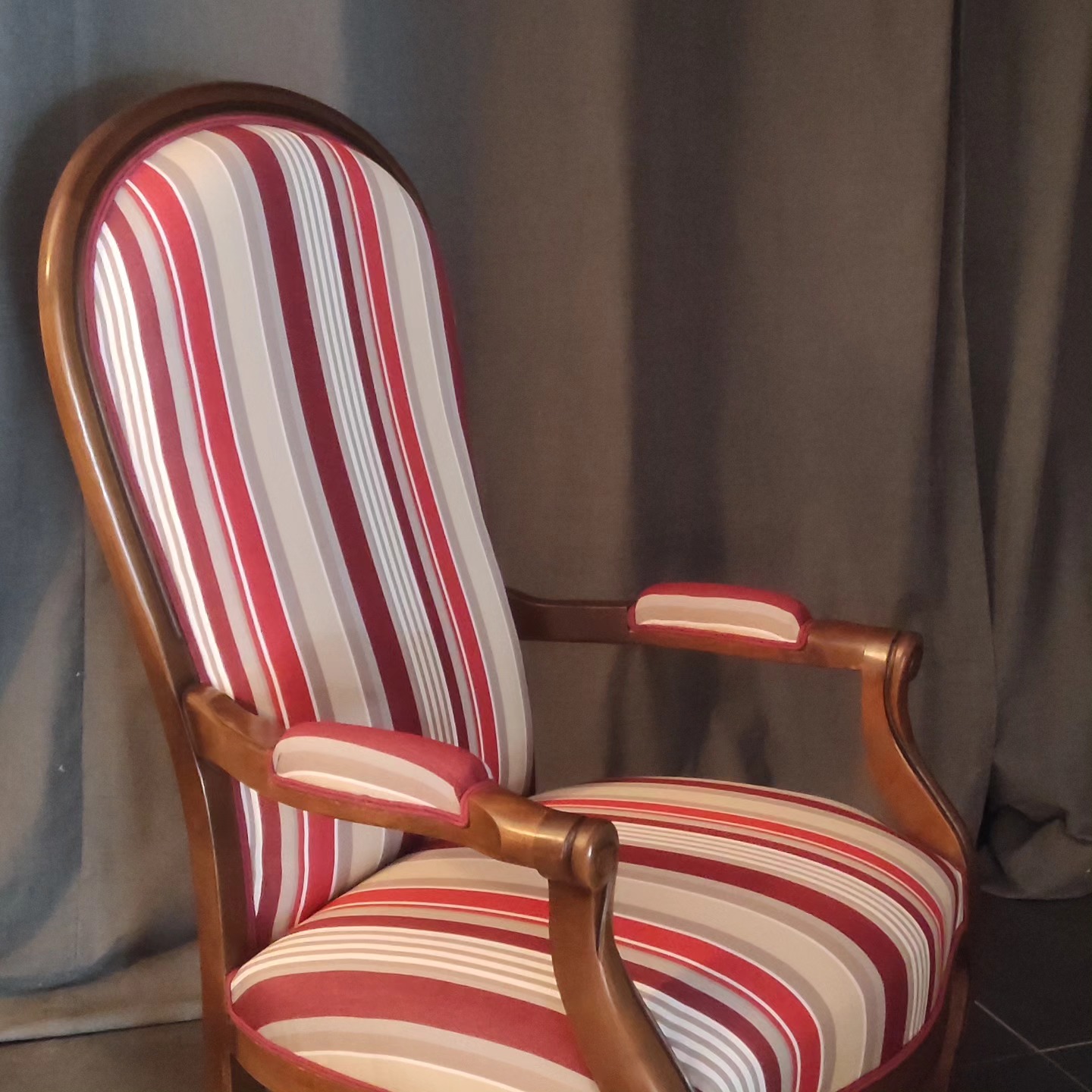 Fauteuil voltaire, tissu rayé rouge et beige