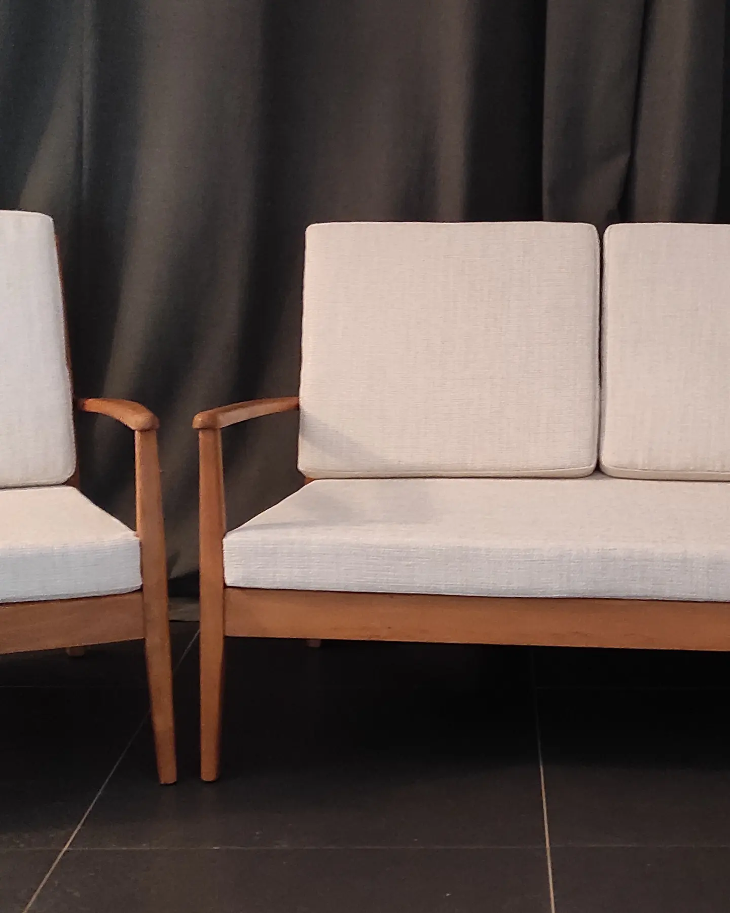 Quatre fauteuils gondoles, damas jaune or