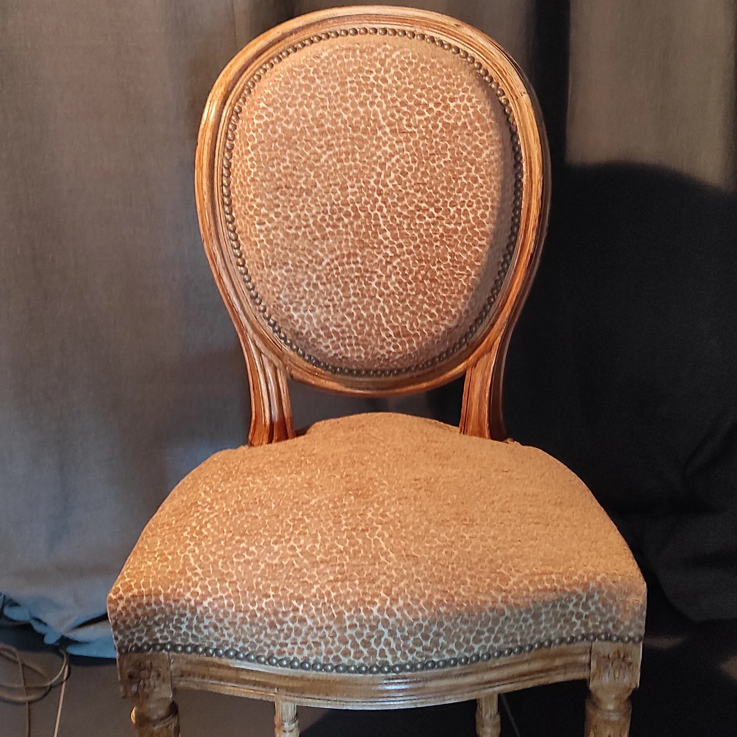 Deux chaises art nouveau, assise ivoire et clous