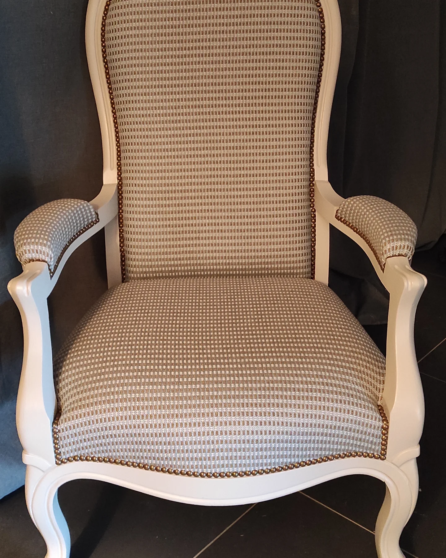 Voltaire blanc, tissu à petit motif géométrique